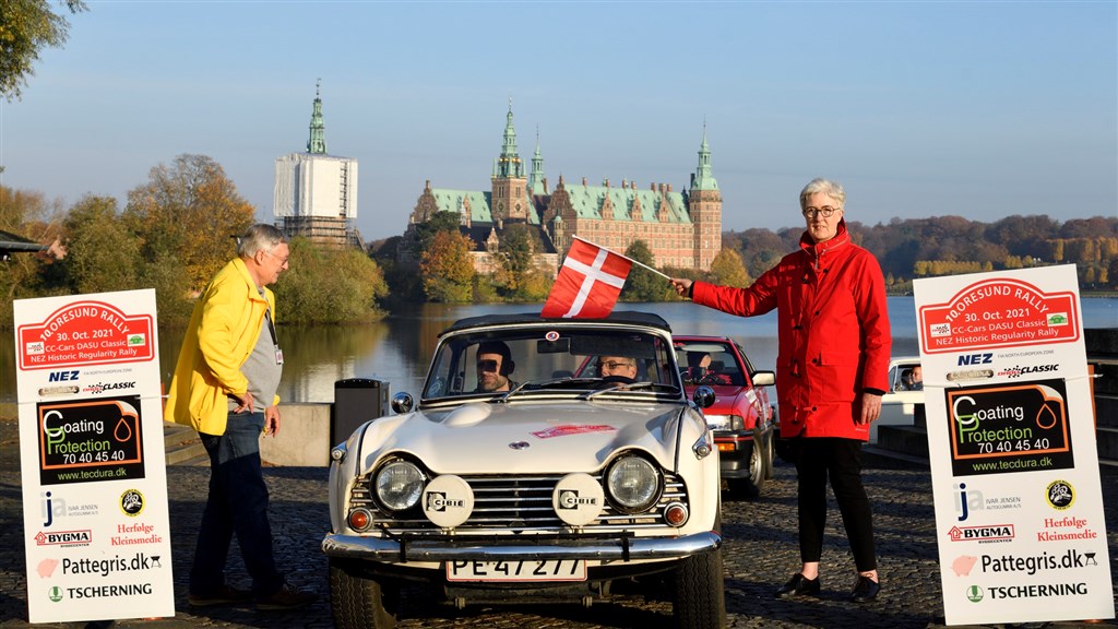 Borgmester Kirsten Jensen, Hillerød, sender start nr. 1, far og søn-mandskabet Lars og Simon Hjort fra Dianalund og Middelfart af sted ud på Oresund Rally i deres Triumph TR4A fra 1966. De vandt Eliteklassen.
(Foto: Michael Eisenberg)